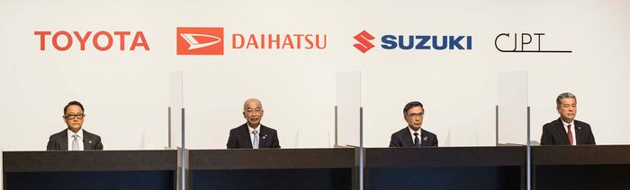 Para petinggi masing-masing merek dalam konferensi pers bergabungnya Suzuki dan Daihatsu ke CJP