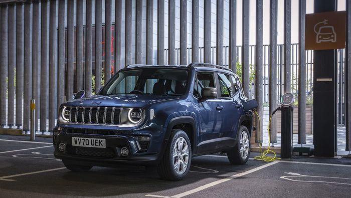 Illustrasi. Jeep Renegade 4xe sedang dicas.