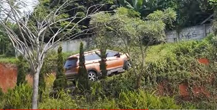 Mitsubishi Xpander Cross Premium Package nanjak di kemiringan 16 derajat