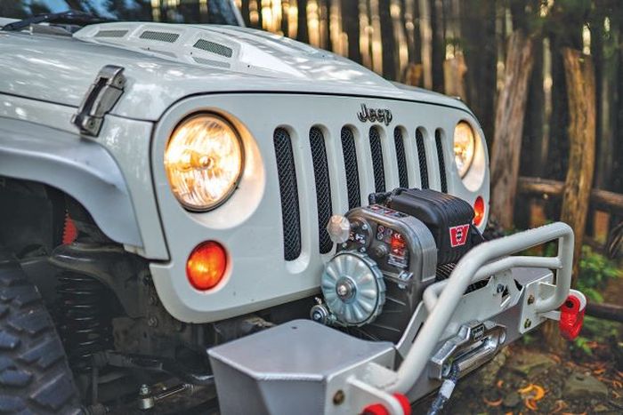 Bumper dibuat dari bahan aluminium oleh 54 Metal Craft, lebih ringan namun kuat