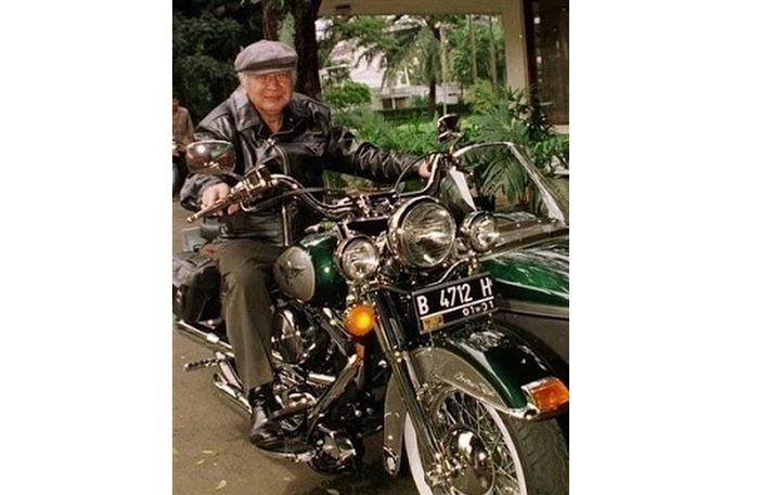 Mantan Presiden Soeharto berpose dengan Harley-Davidson Road King kesayangannya