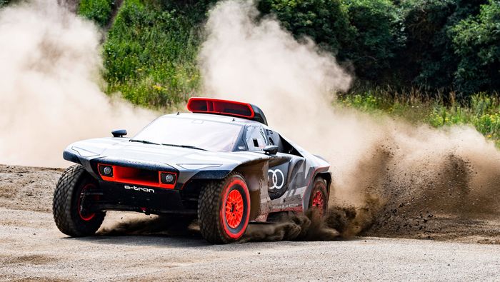 Prototipe Audi RS Q e-tron sedang dites off-road.