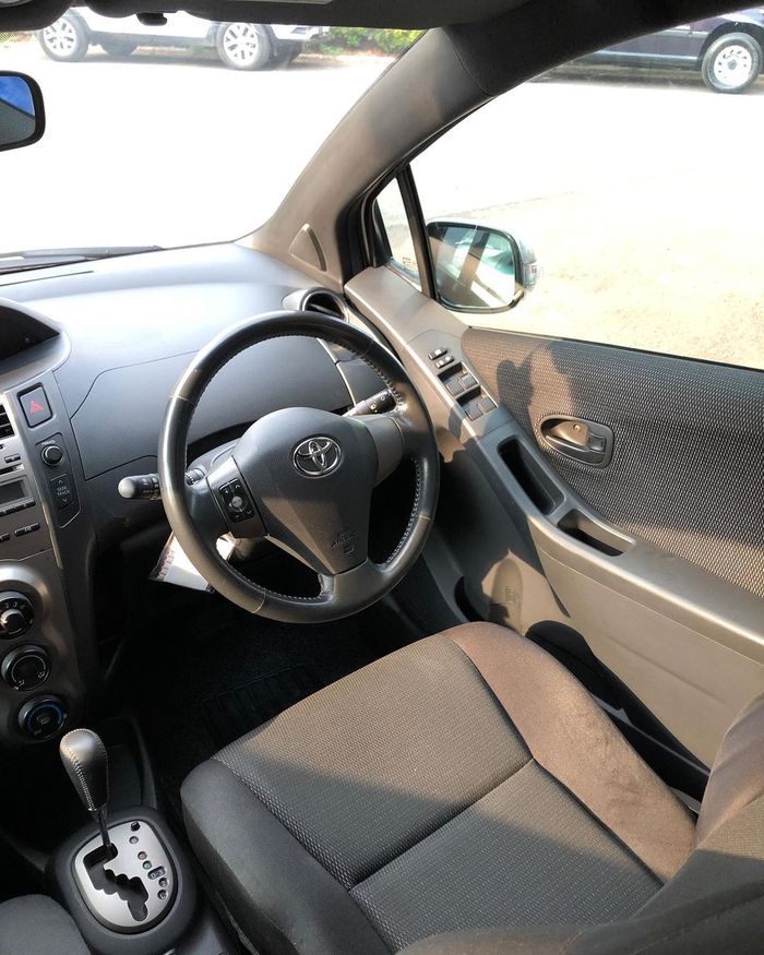 Interior Toyota Yaris S Limited 2009 odometer 38 ribu km
