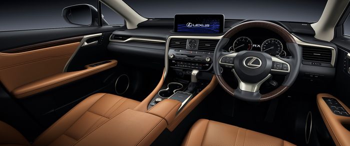 Interior Lexus RX 300 terasa mewah