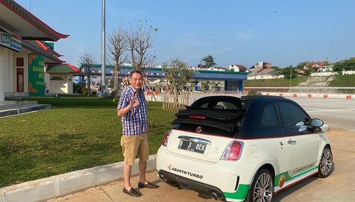 Jusuf Hamka berposen dengan Abarth 500 miliknya