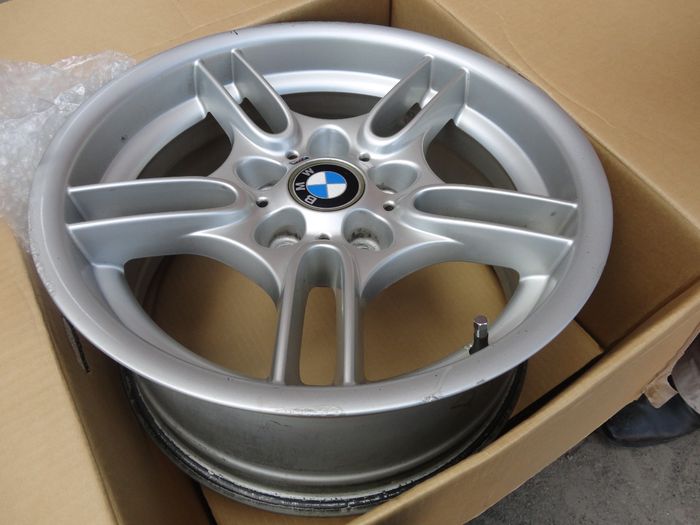 Contoh spare part berupa velg BMW yang dilelang bersamaan dengan MINI Cooper 40