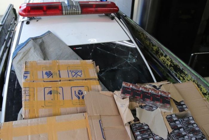 Barang bukti ratusan ribu batang rokok ilegal yang ditemukan di dalam ambulans yang digendong truk bak di gerbang tol Adiwerna, kabupaten Tegal, Jawa Tengah