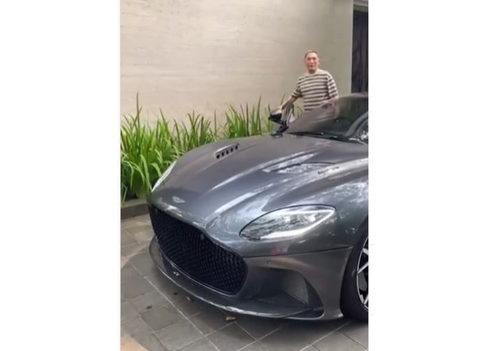 Jusuf Hamka keluar dari Aston Martin DBS Superleggera