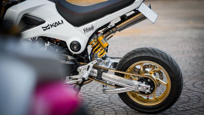 Swingarm dan suspensi belakangnya diganti dengan produk G-craft dan Ohlins