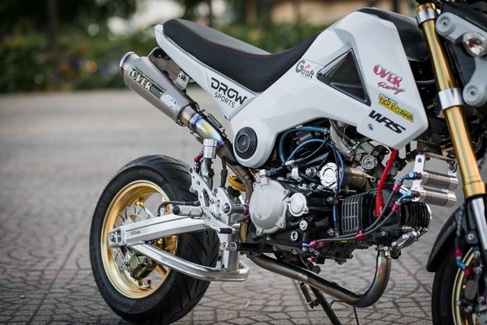 Mesinnya diupgrade menggunakan part-part Takegawa dan memakai exhaust system Over Racing