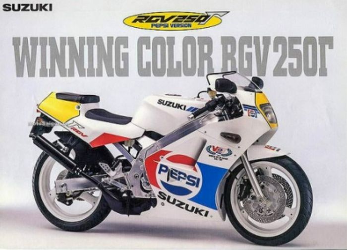 Suzuki RG250 dibalut livery Pepsi merupakan replika motor balap Suzuki RGV500 tunggangan Kevin Schwantz