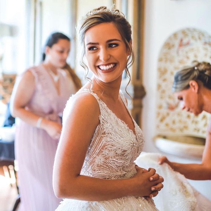 Bebalut gaun pengantin berwarna putih, Andrea Pimenta Istri Miguel Oliveira nampak cantik dengan senyum merekah