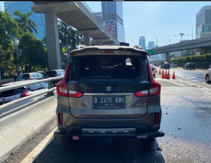 Suzuki XL7 yang terbakar di tol Dalam Kota, Jakarta Selatan