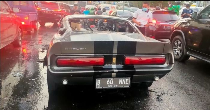 Ford Mustang GT500 Eleanor yang terbakar di Jl Margaguna Raya, Pondok Pinang, Kebayoran Lama, Jakarta Selatan