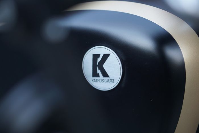 Pelat emboss berupa logo terbaru Katros Garage menempel manis di tangki bensin baru SM Sport V16 ini