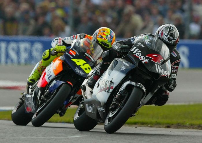 Alex Barros masih memacu motor GP500 2-tak sedangkan Valentino Rossi sudah memakai motor MotoGP 4-tak