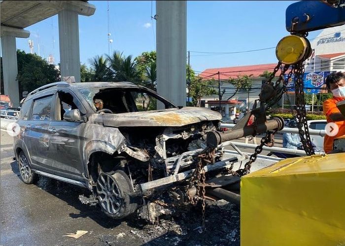 Suzuki XL7 terbakar di tol Dalam Kota Jl Gatot Subroto, Mampang Prapatan, Jakarta Selatan