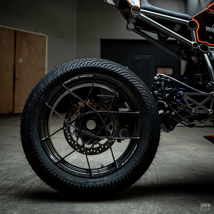 Pelek diganti dengan Rotobox karbon