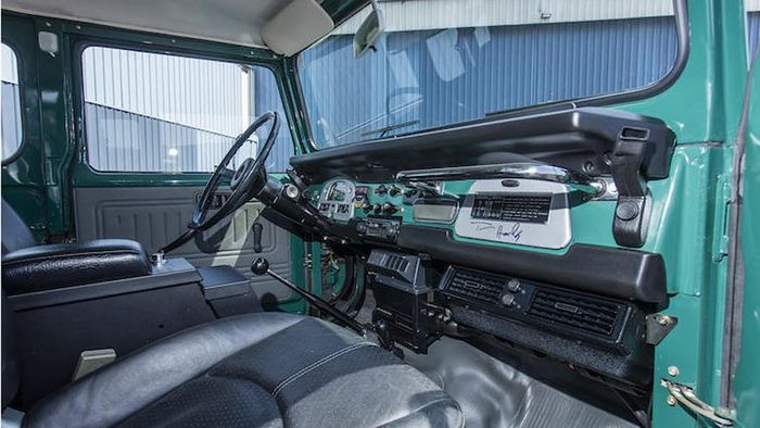 Interior Toyota Land Cruiser FJ40 milik Tom Hanks yang akan dilelang