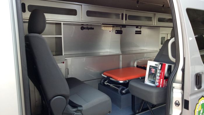 Interior ambulans Adi Putro menggunakan sasis Isuzu Elf. 