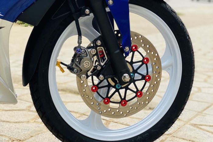 Pelek diganti model palang tiga dan mendapat upgrade pengereman juga