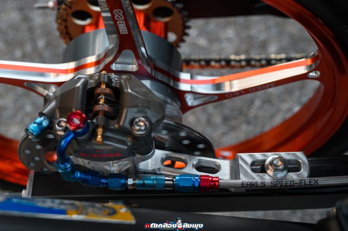 Rem belakang juga menggunakan kombinasi Brembo