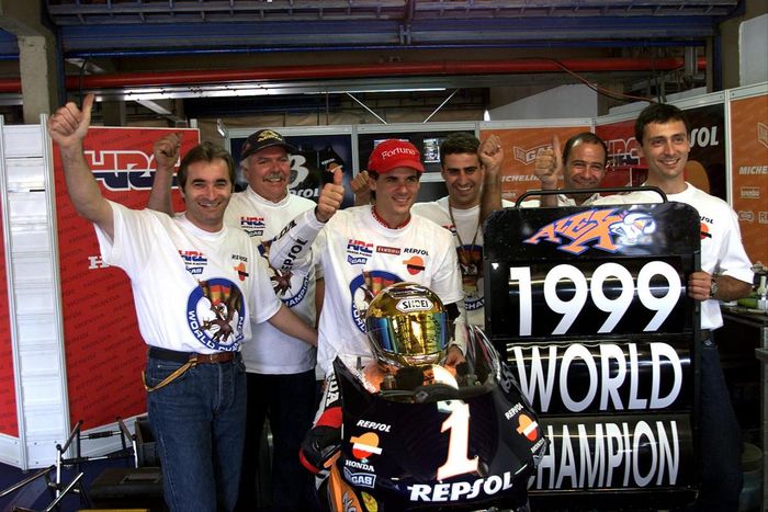 Alex Criville berhasil meraih gelar juara dunia GP500 di tahun 1999 bersama Repsol Honda