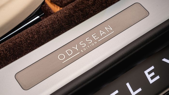 Logo Odyssean Edition pada door sill.