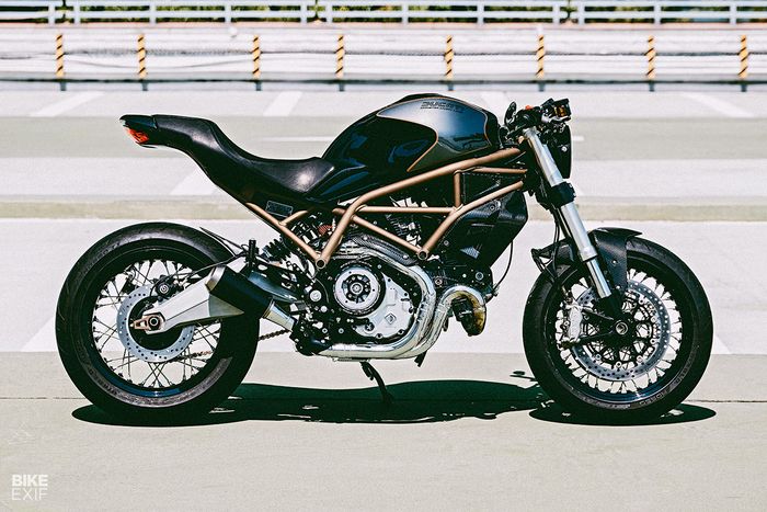 Ducati Monster 797 ini dirombak dengan konsep cafe racer agresif