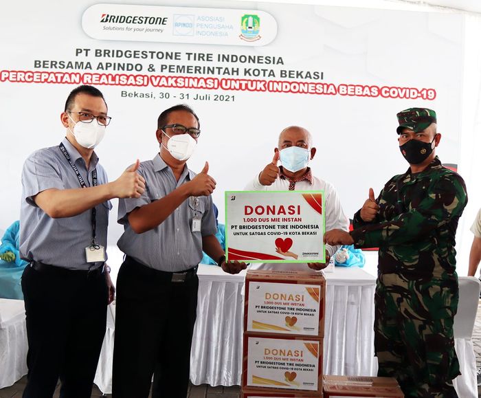 Penyerahan bansos dari Bridgestone Indonesia untuk Gugus Tugas Covid-19 Kota Bekasi