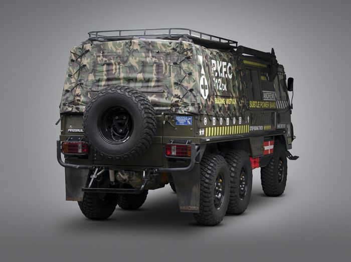 Steyr-Puch Pinzgauer custom dilelang di balai lelang RM Sotheby's 