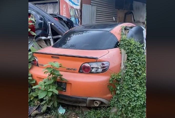 Mazda RX-8 generasi pertama terlantar di suatu wilayah di BSD City, Tangerang Selatan.