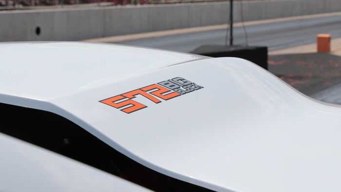 Grafis 572 Big Block pada kap mesin COPO Camaro 2022.