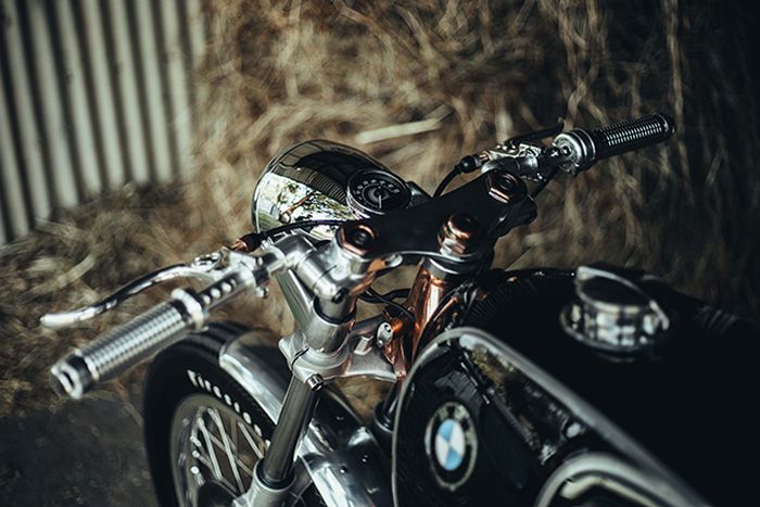 Kokpit khas cafe racer yang dipadukan dengan tangki bawaannya