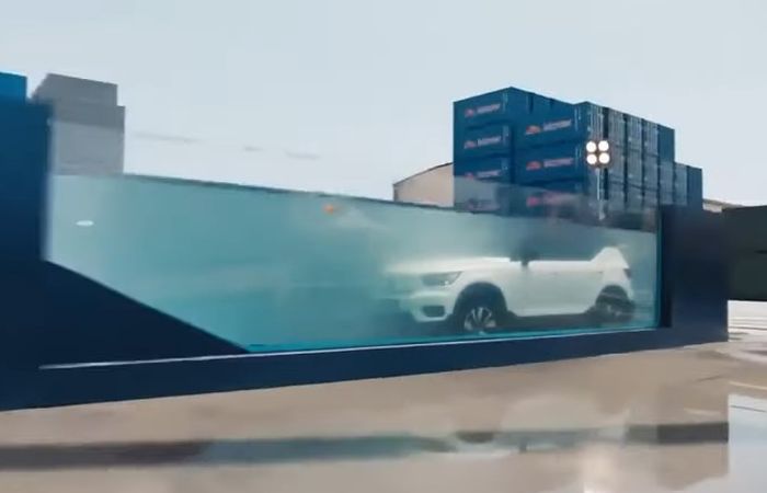 Mobil listrik Volvo XC40 Recharge masuk ke air setinggi 1,7 meter