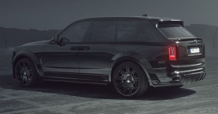 Tidak cuma fascia, Rolls-Royce Cullinan Spofec pamer side skirts tegas, bumper belakang anyar terintegrasi diffuser, dan lip spoiler belakang 