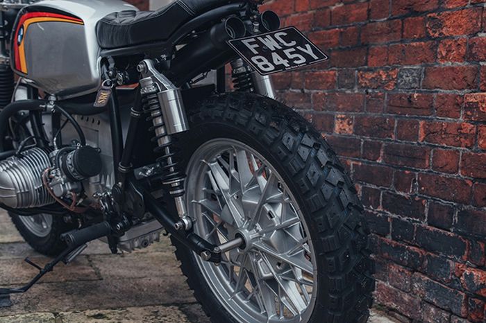 Kaki-kakinya masih pakai bawaannya kecuali suspensi belakang