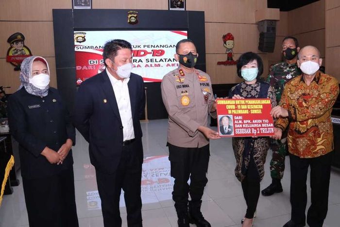 Kapolda Sumsel Irjen Pol Eko Indra Heri, bersama Gubernur Sumsel Herman Deru menerima bantuan sebesar Rp2 triliun dari keluarga pengusaha asal Langsa, Aceh Timur, Almarhum Akidi Tio untuk dana penanganan Covid-19, Senin (26/7/2021). 