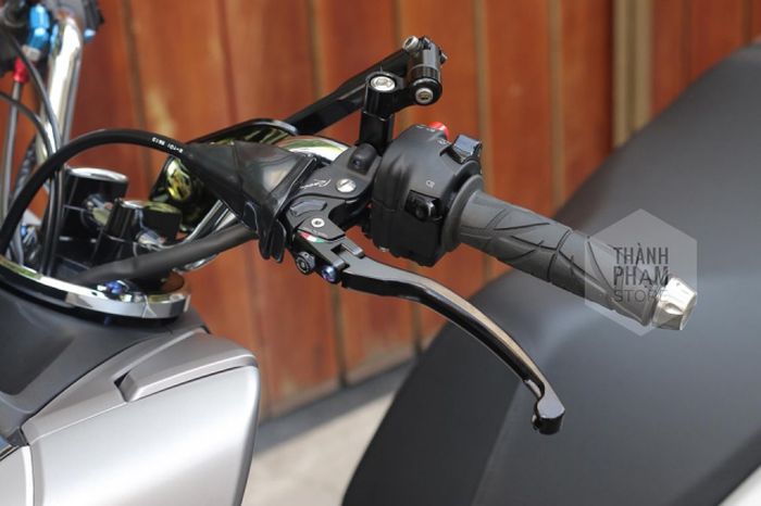 Tuas rem belakang diganti dengan produk TMW