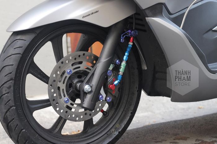 Kaki depannya hanya mendapat upgrade pengereman