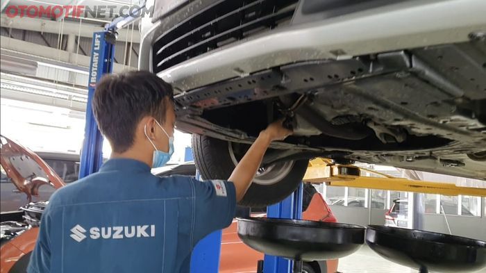 Ilsutrasi servis rutin ganti oli mesin dan transmisi di bengkel resmi Suzuki 