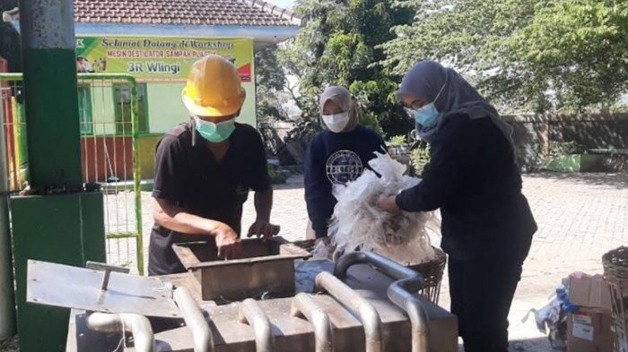 Proses pengolahan sampah plastik dan ekstrak daun jeruk purut menjadi BBM