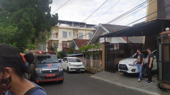 Ambulans berjaga di depan rumah anak Akidi Tio, Heriyanti