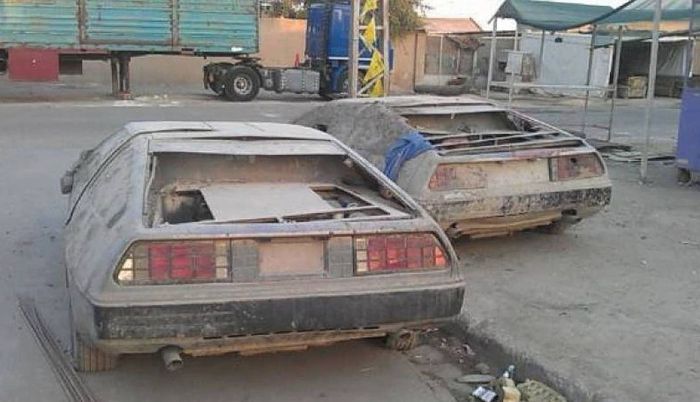 Tampak belakang dua unit DeLorean DMC-12 yang terbengkalai.