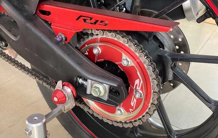 Ilustrasi besi pelindung gir terpasang di motor penggerak rantai