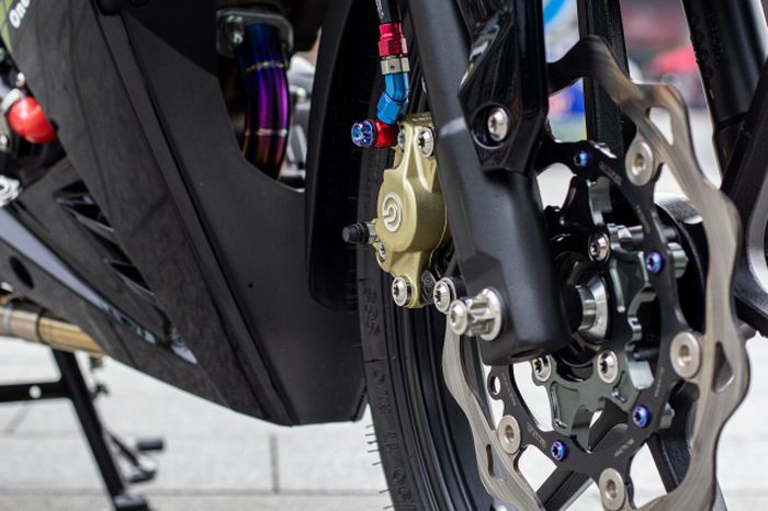 Kaki depannya mendapatkan upgrade pengereman yang istimewa