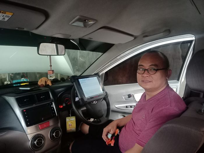 Hermas Efendi Prabowo Saat Sedang Melakukan Pengecekan Kelistrikan Transmisi Otomatis dengan Diagnostic Tools