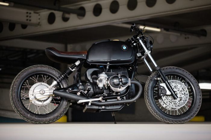 Tampilan BMW R100 ini jadi semakin garang dengan kaki-kaki barunya