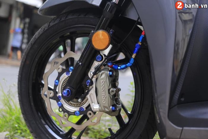 Rem depannya diupgrade pakai kaliper Brembo M40 dan cakram floating Galfer