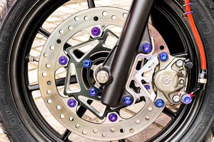 Pelek diganti RCB, rem diupgrade pakai Brembo